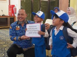 Dukung Pendidikan, Pemkab Kotabaru Serahkan Seragam dan Perlengkapan Sekolah