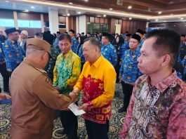 Satyalancana Karya Satya dan Tali Asih Diserahkan Bupati Kotabaru