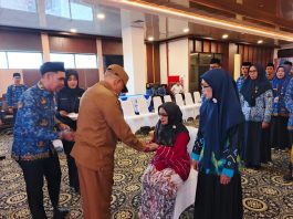 Pemkab Kotabaru Sematkan Satyalancana Karya Satya kepada ASN pada HUT KORPRI ke-54